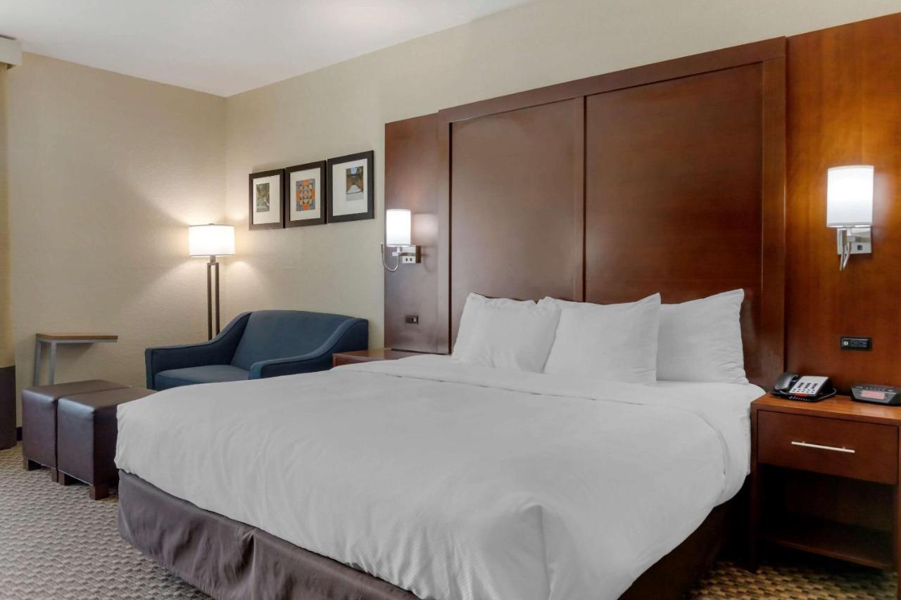 King Suite - Accessible/Non-Smoking at Comfort Inn & Suites Near Six Flags & Medical Center