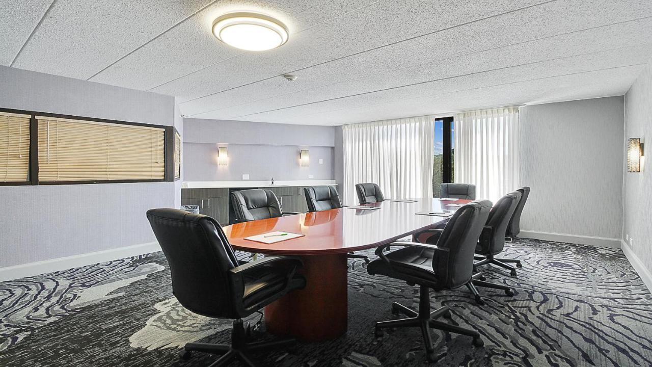 | Holiday Inn Chicago Nw Crystal Lk Conv Ctr, an IHG Hotel