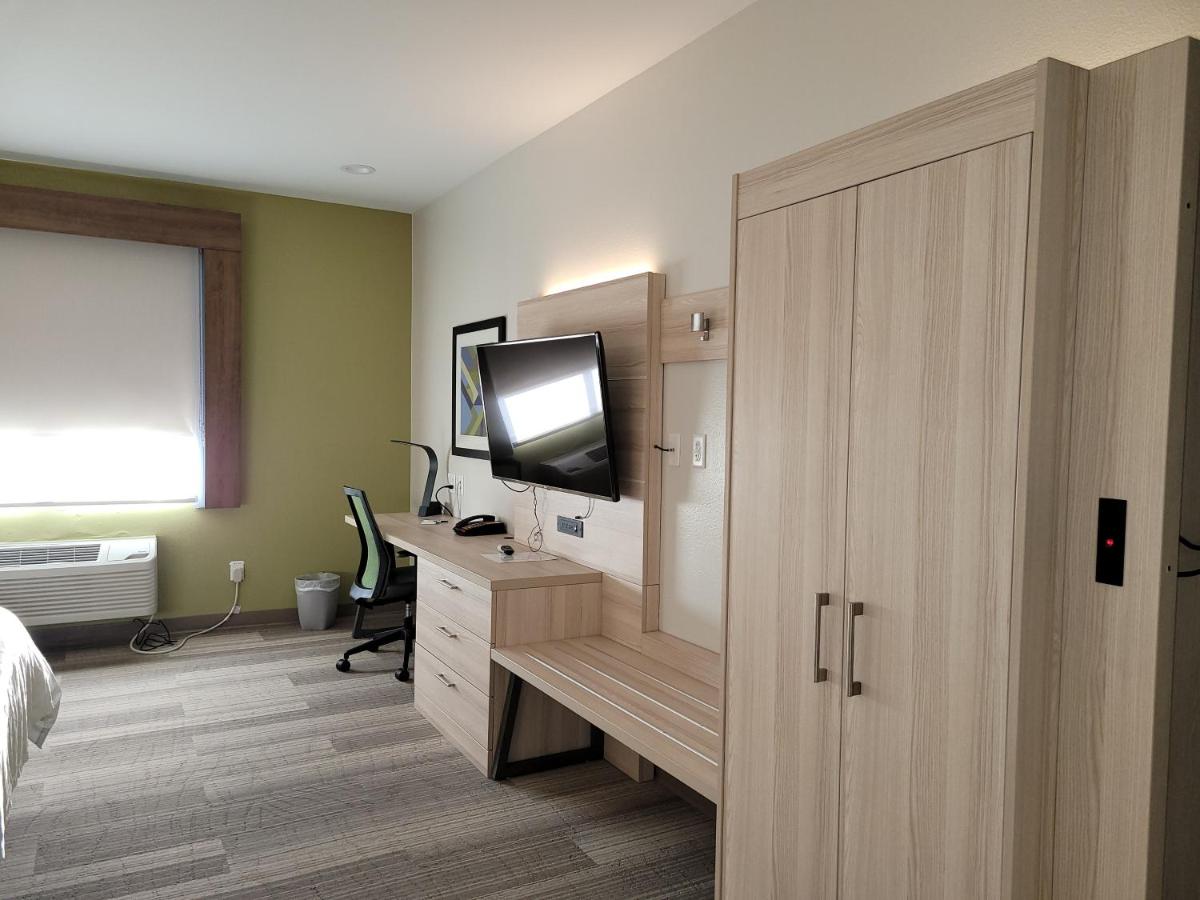 King Room at Holiday Inn Express Hotel & Suites VIDOR SOUTH by IHG