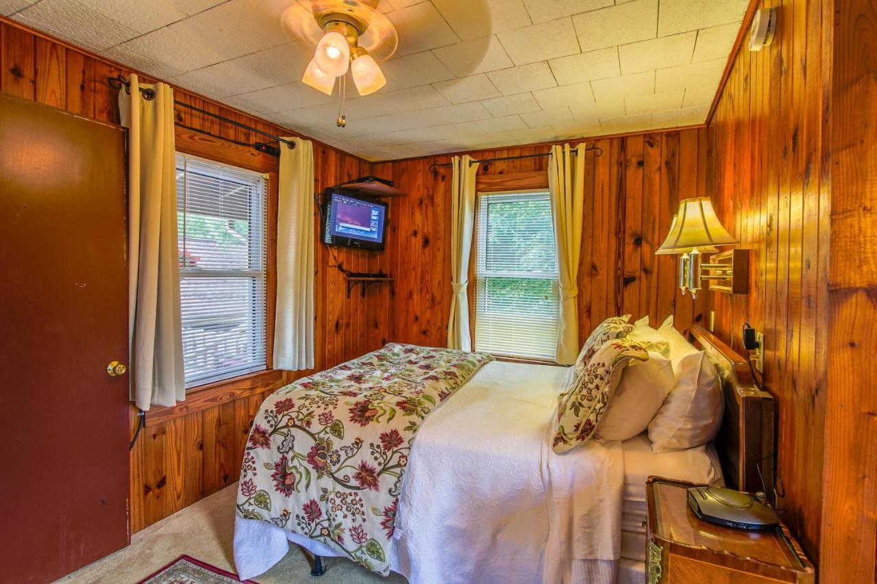 | Mountainaire Inn and Log Cabins