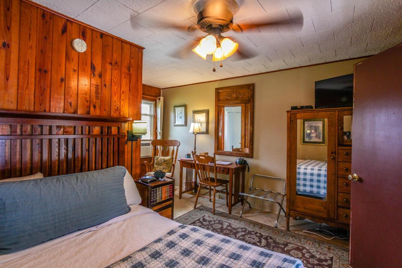 | Mountainaire Inn and Log Cabins