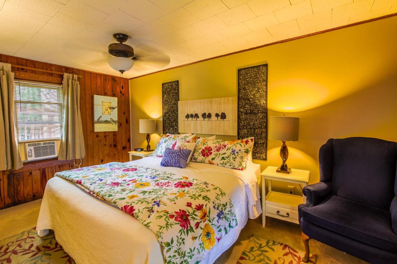 | Mountainaire Inn and Log Cabins