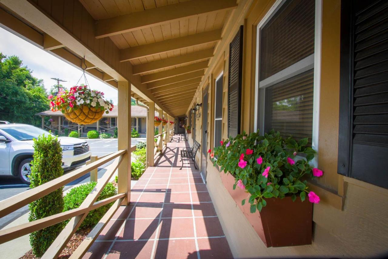 | Mountainaire Inn and Log Cabins