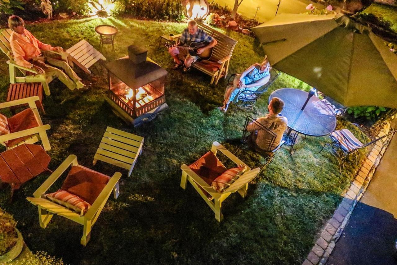 | Mountainaire Inn and Log Cabins