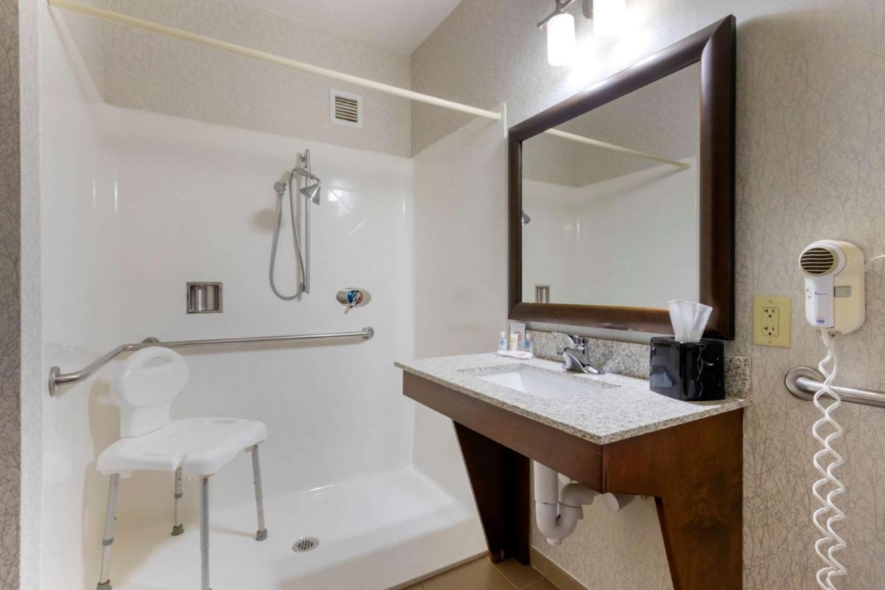 Queen Room - Disability Access/Non-Smoking at Comfort Inn & Suites Market - Airport