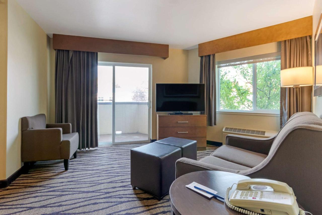 Buisiness King Suite - Non-Smoking at Comfort Inn & Suites Market - Airport
