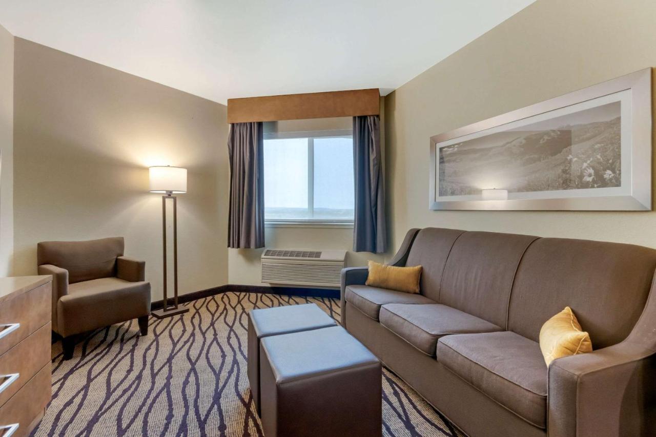 King Suite with Sofa Bed - Non-Smoking at Comfort Inn & Suites Market - Airport