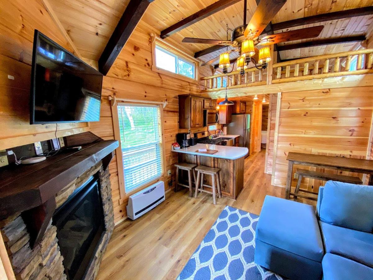 | B2 NEW Awesome Tiny Home with AC, Mountain Views, Minutes to Skiing, Hiking, Attractions