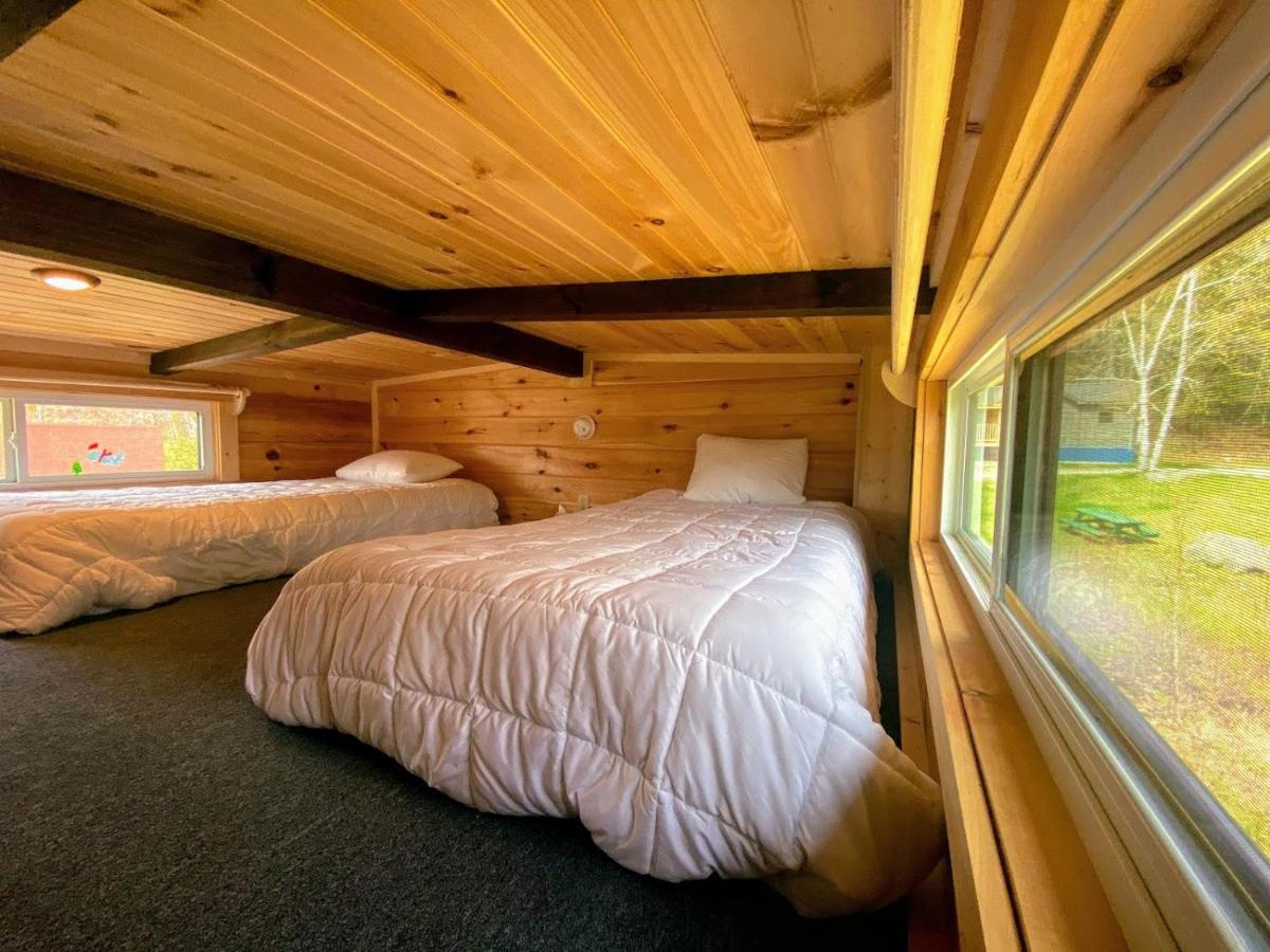 | B2 NEW Awesome Tiny Home with AC, Mountain Views, Minutes to Skiing, Hiking, Attractions