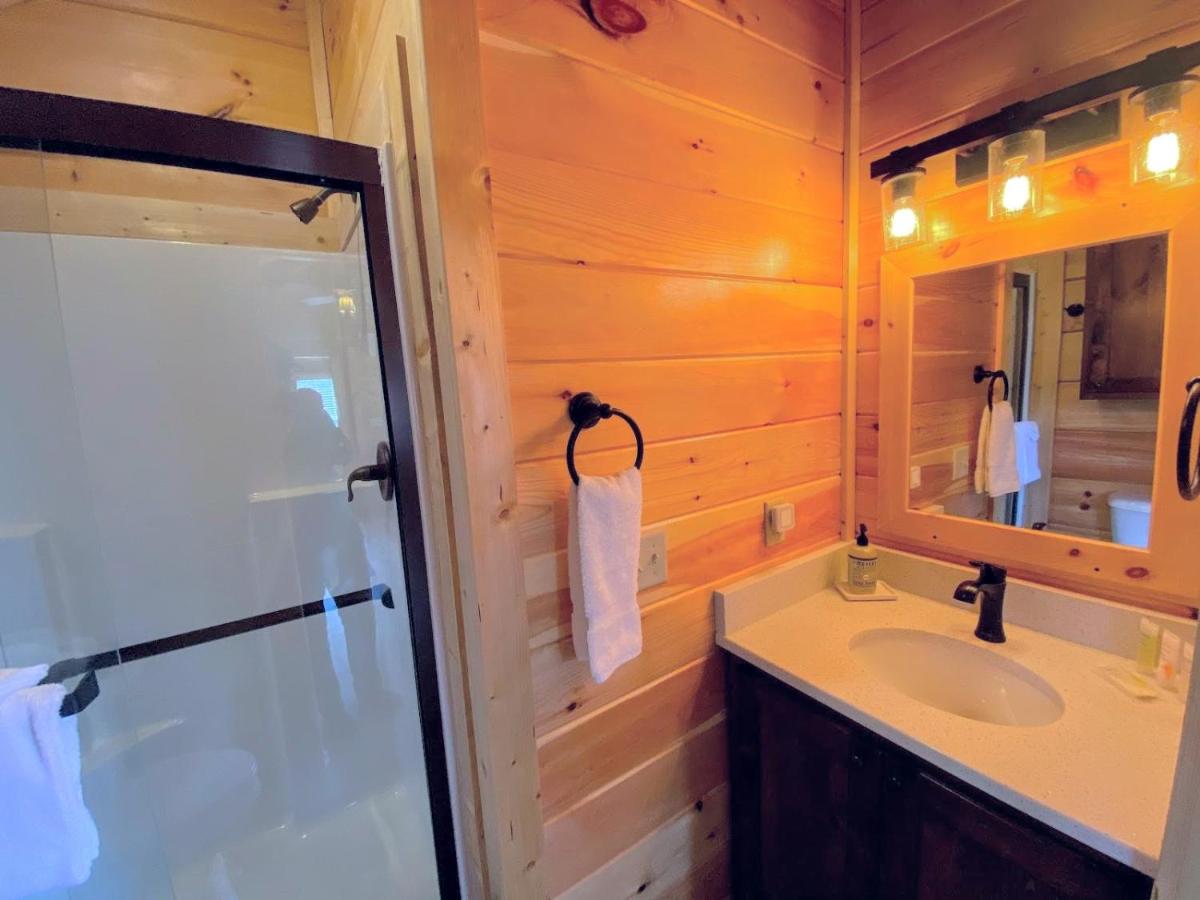 | B3 NEW Awesome Tiny Home with AC, Mountain Views, Minutes to Skiing, Hiking, Attractions