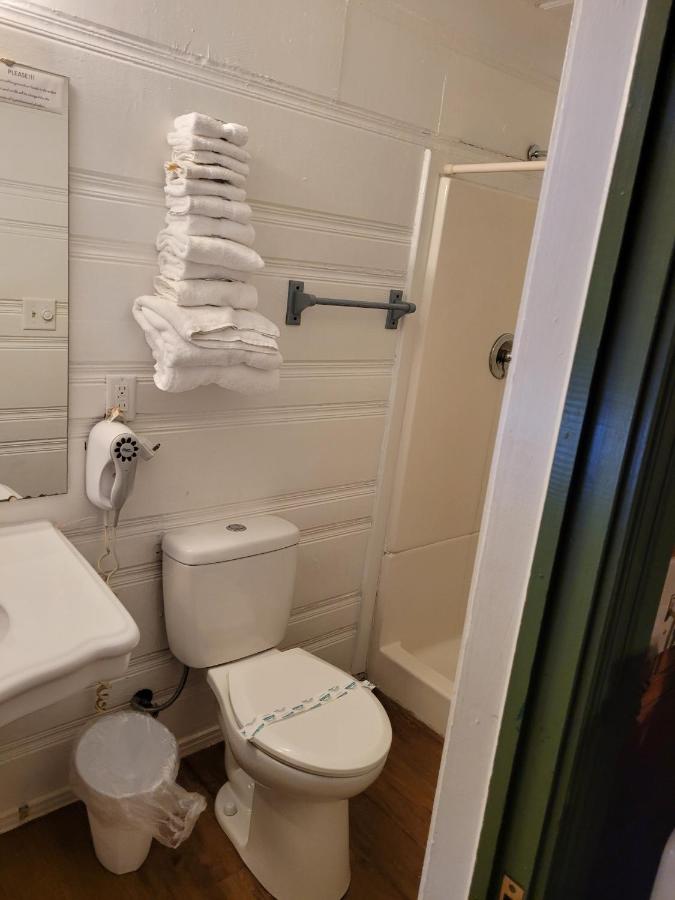 | Shaver Lake Village Hotel