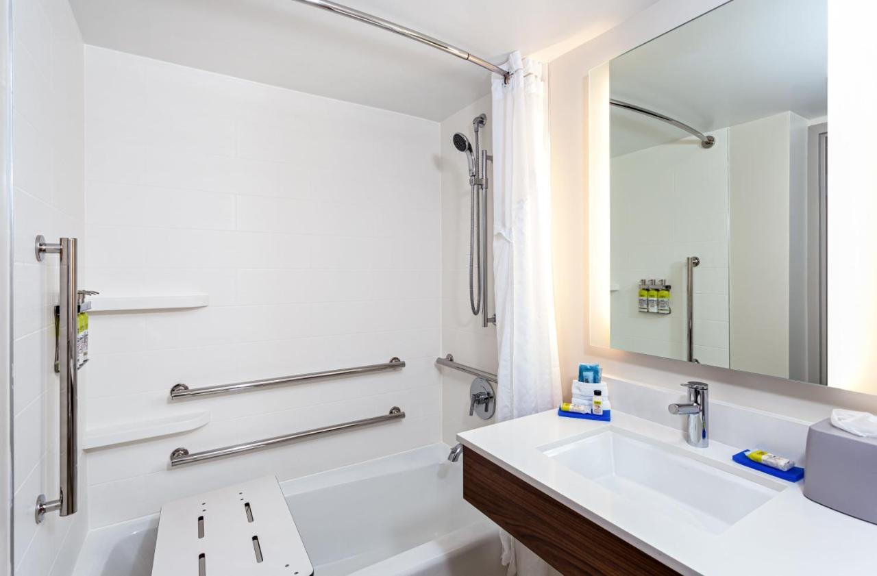 Deluxe King Room with Bath Tub - Hearing Accessible/Non-Smoking at Holiday Inn Express Tampa-Brandon by IHG