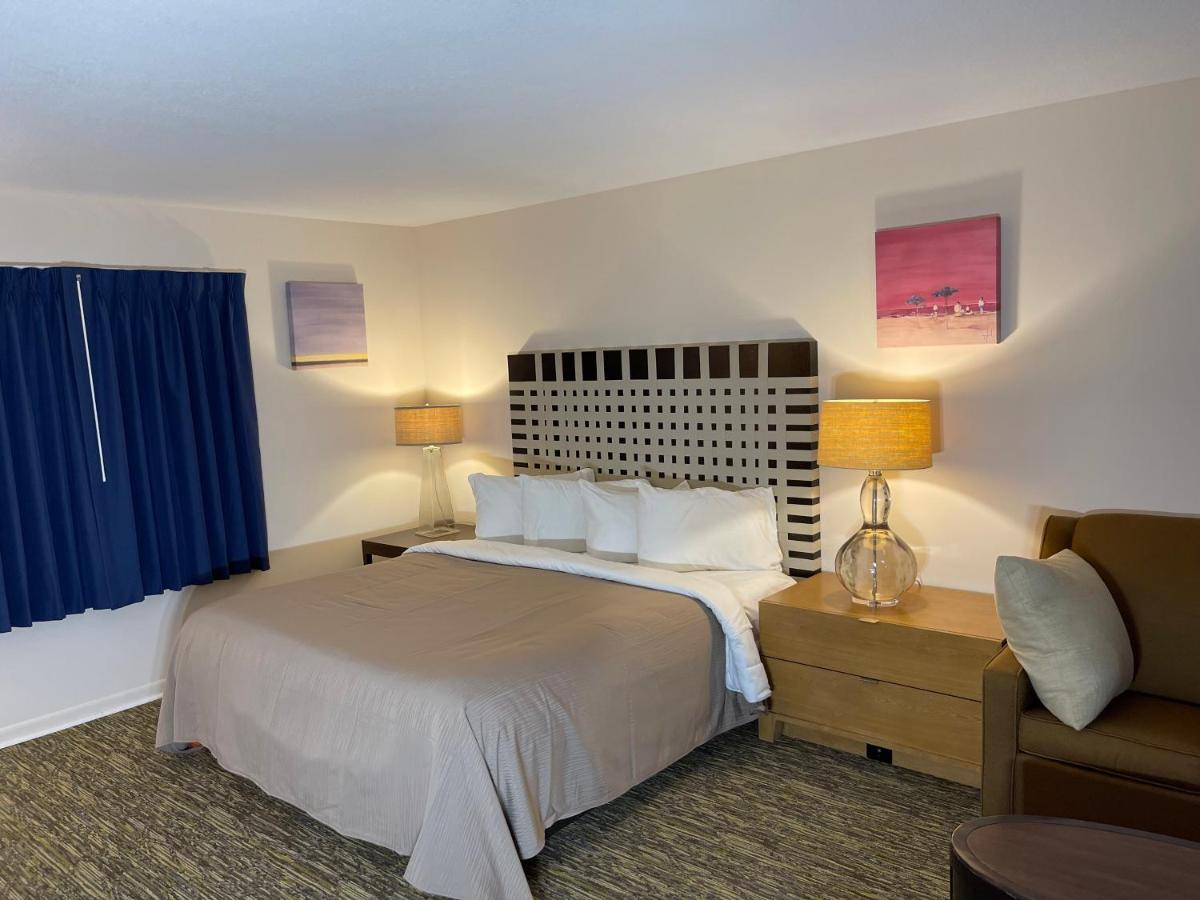 Deluxe King Room at Rodeway Inn Oscoda