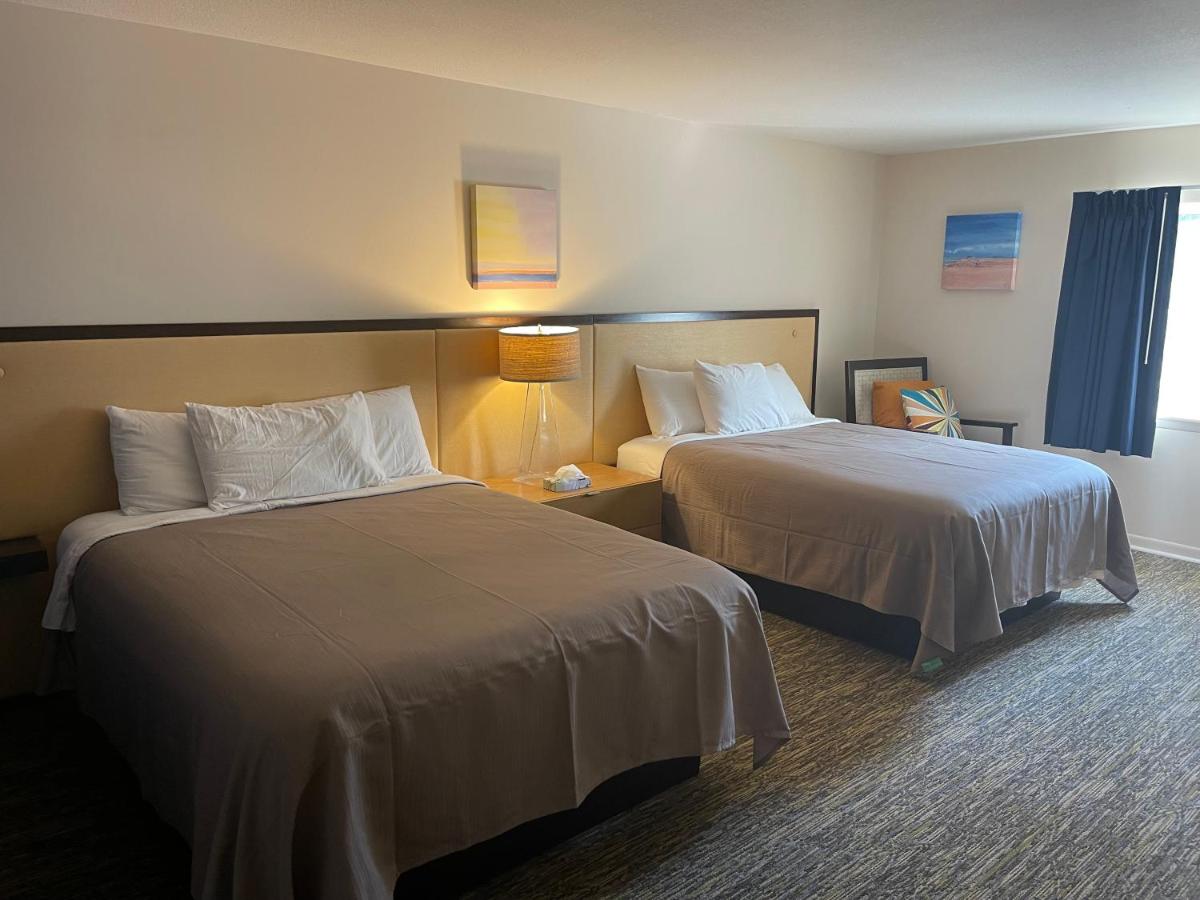 Queen Room at Rodeway Inn Oscoda