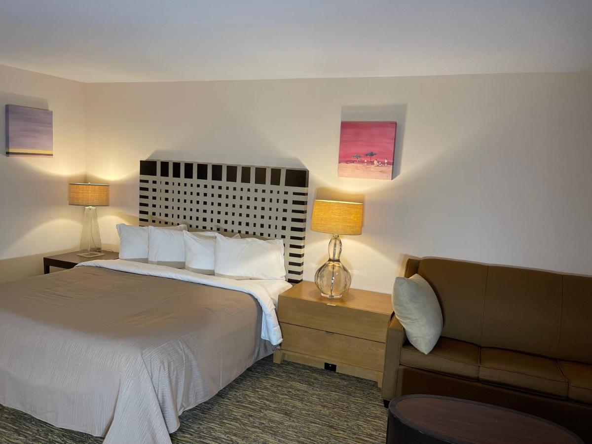 Deluxe King Room at Rodeway Inn Oscoda