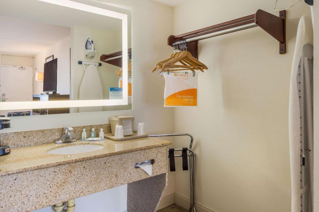 Non-Smoking - King Room at Quality Inn Bradenton - Sarasota North