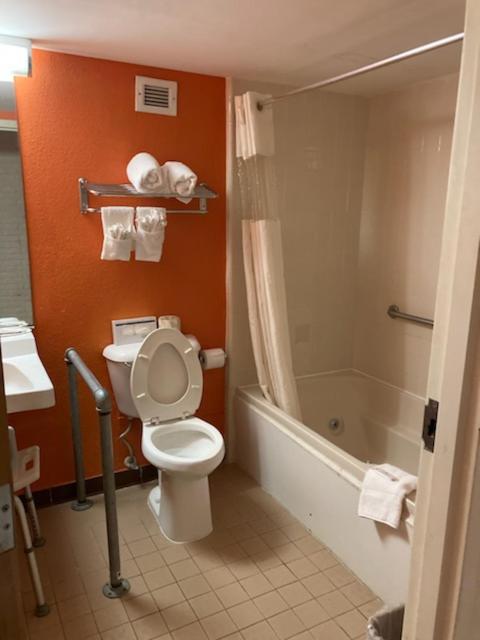 Queen Room - Disability Access/Non-Smoking at Howard Johnson by Wyndham Williamsburg