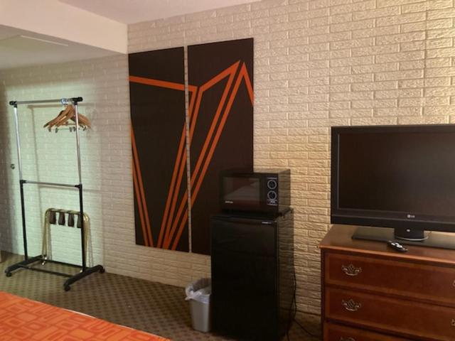 Queen Room - Disability Access/Non-Smoking at Howard Johnson by Wyndham Williamsburg