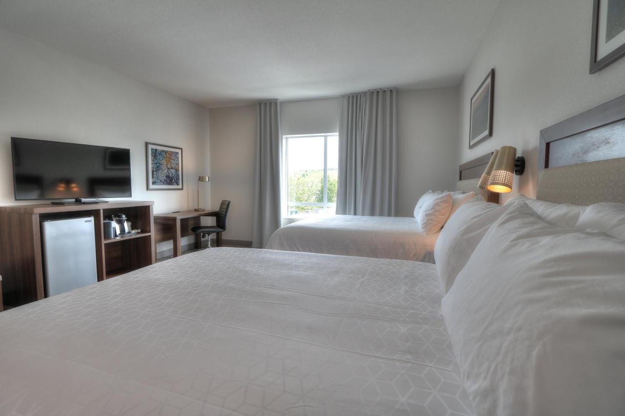 Standard Room With Two Queen Beds - Non-Smoking at Holiday Inn & Suites Pigeon Forge Convention Center by IHG