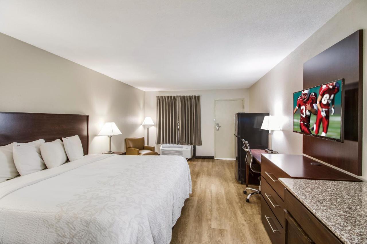 Deluxe King Room with Full-Size Refrigerator Smoke Free at Red Roof Inn PLUS+ Dallas – Addison