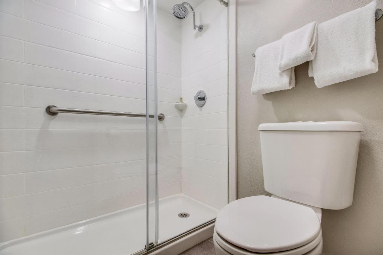 Deluxe King Room with Full-Size Refrigerator Smoke Free at Red Roof Inn PLUS+ Dallas – Addison