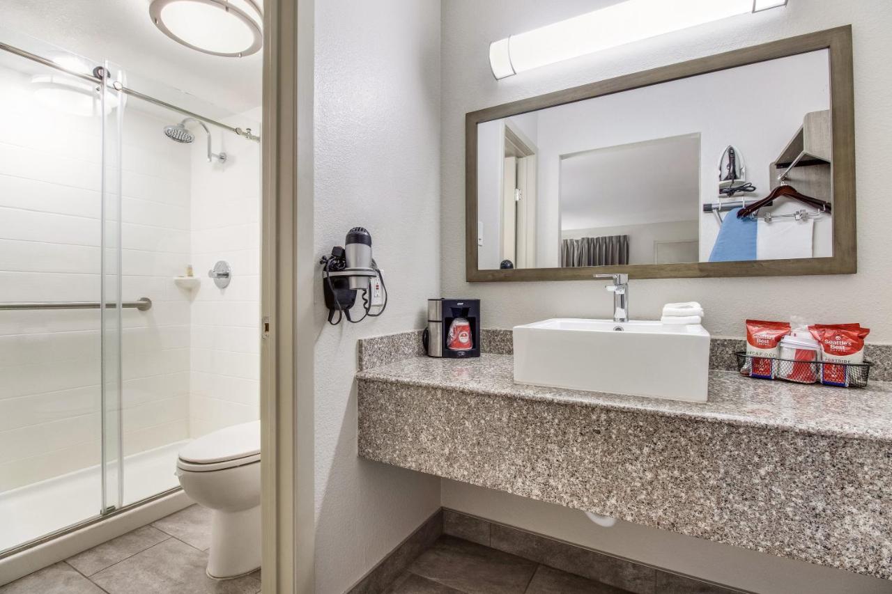 Deluxe King Room with Full-Size Refrigerator Smoke Free at Red Roof Inn PLUS+ Dallas – Addison