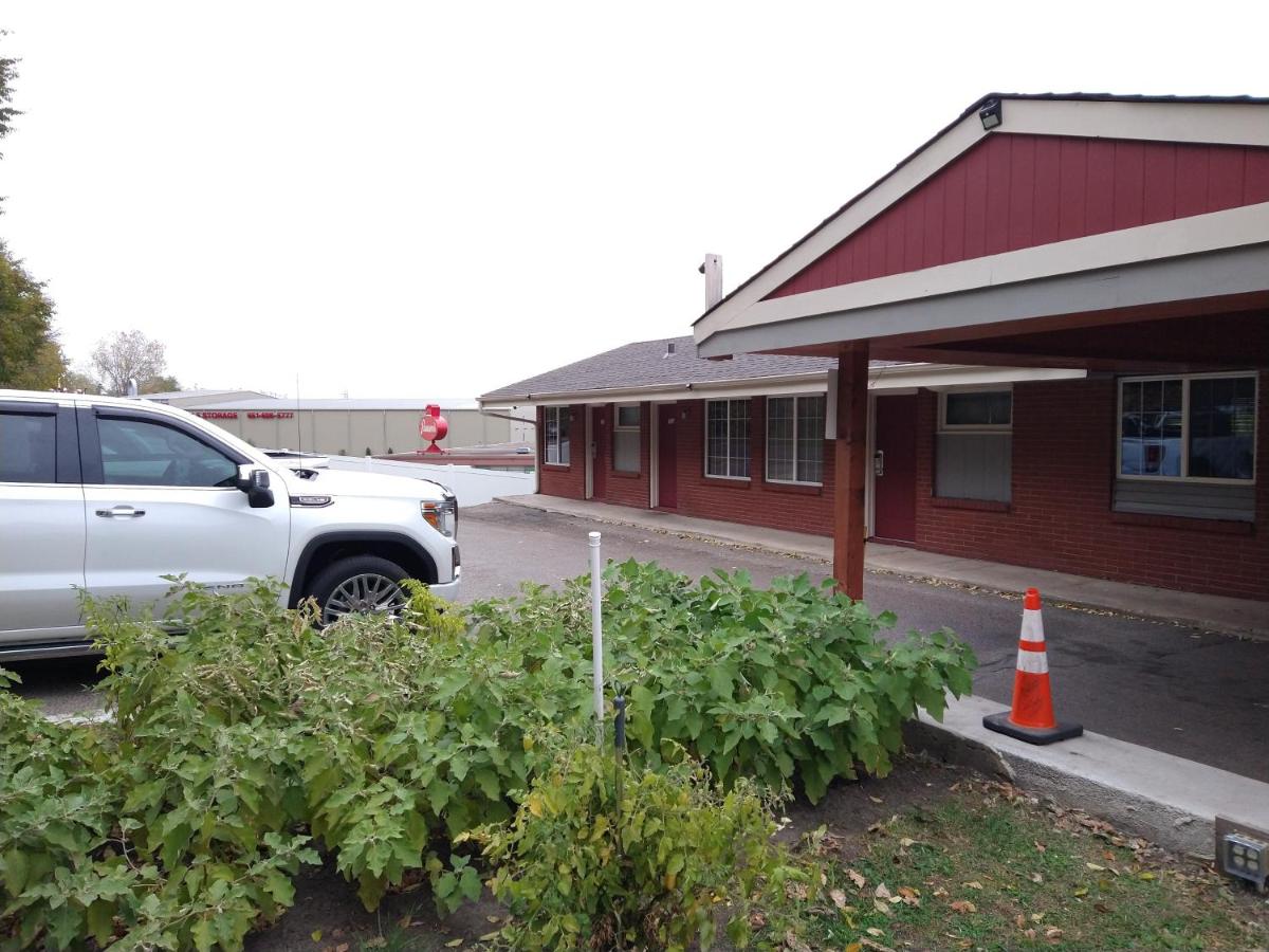 | Highway Motel