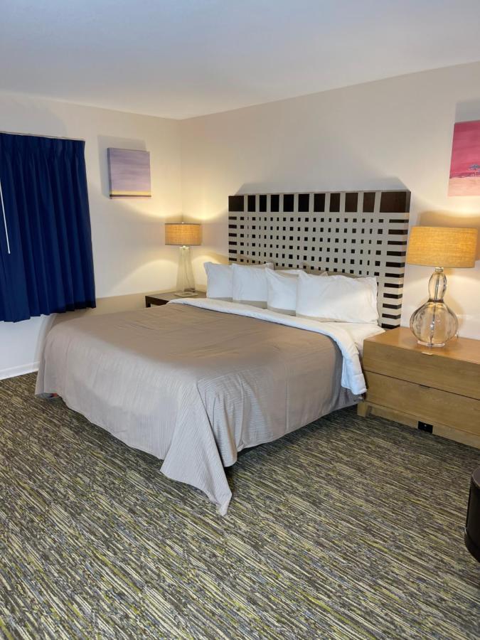 Deluxe King Room at Rodeway Inn Oscoda