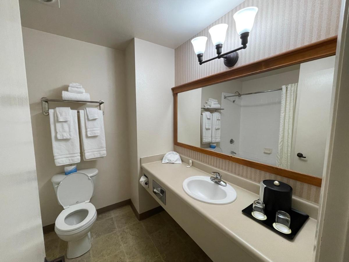 Executive Suite at Coast Inn at Lake Hood