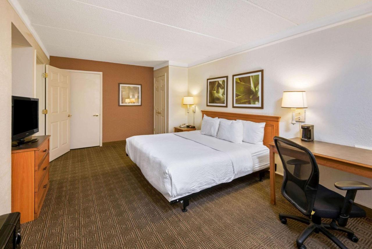 King Room with Bath Tub - Mobility/Hearing Accessible - Non-Smoking at La Quinta Inn by Wyndham San Antonio Market Square