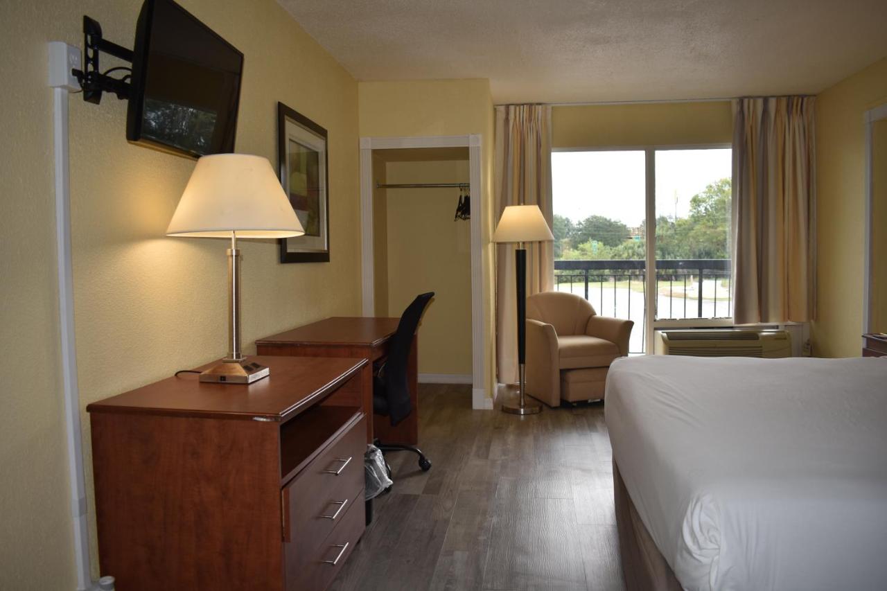 Deluxe King Suite at Days Inn by Wyndham Wildwood I-75