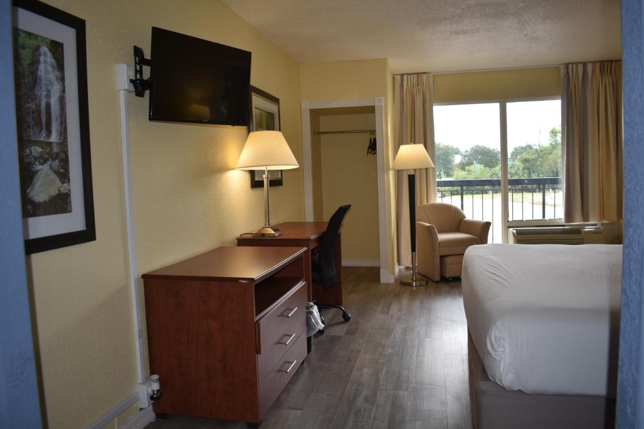 Deluxe King Suite at Days Inn by Wyndham Wildwood I-75