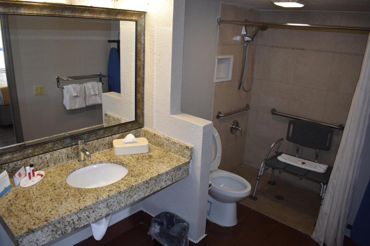 King Room - Disability Access/Non-Smoking at Days Inn by Wyndham Wildwood I-75