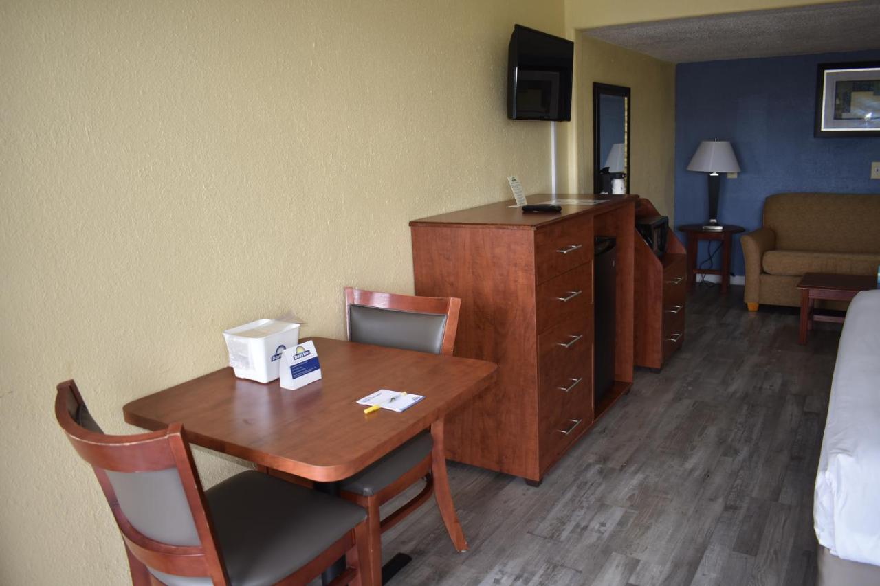 | Days Inn by Wyndham Wildwood I-75