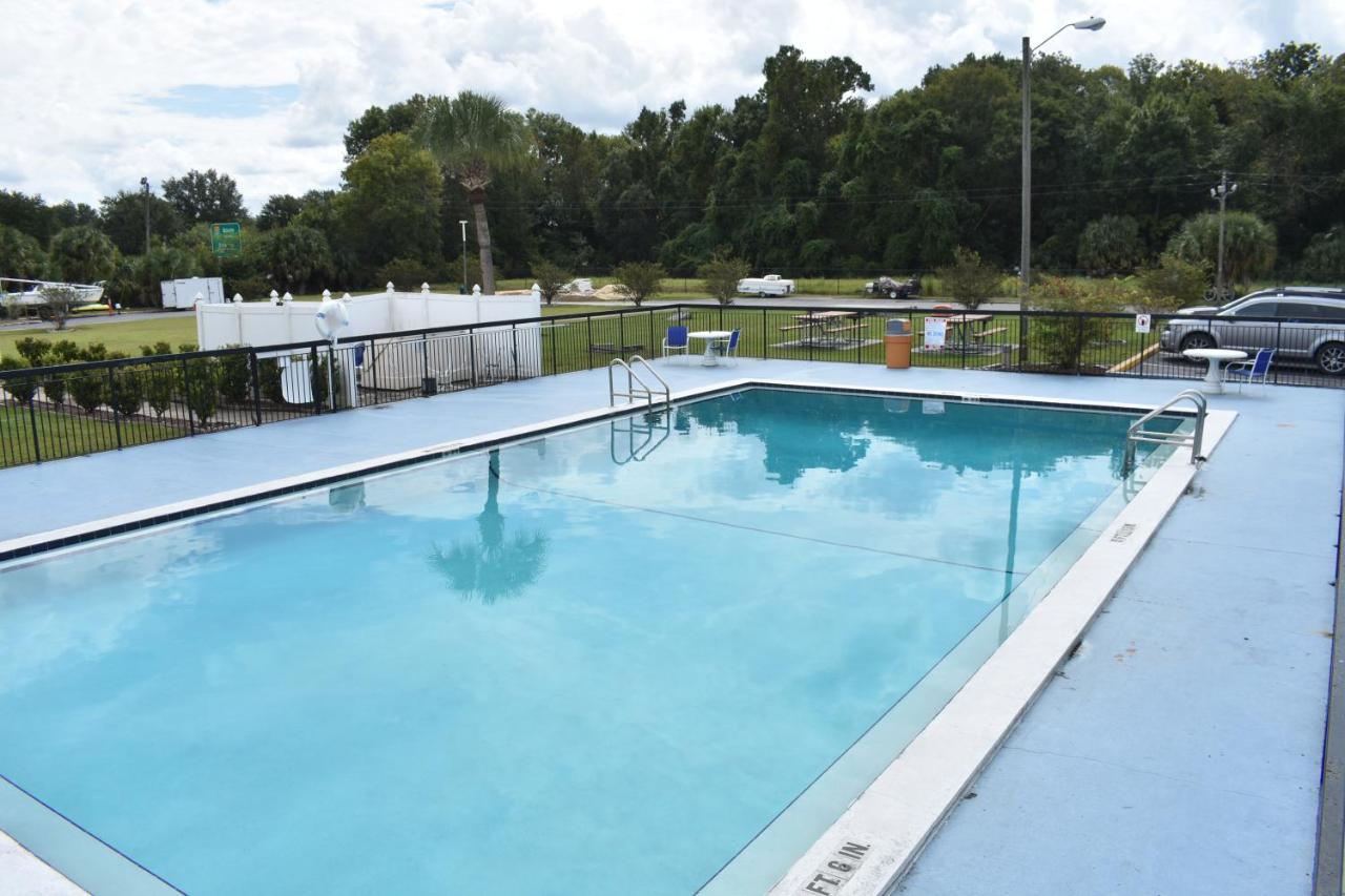 King Room - Disability Access/Non-Smoking at Days Inn by Wyndham Wildwood I-75