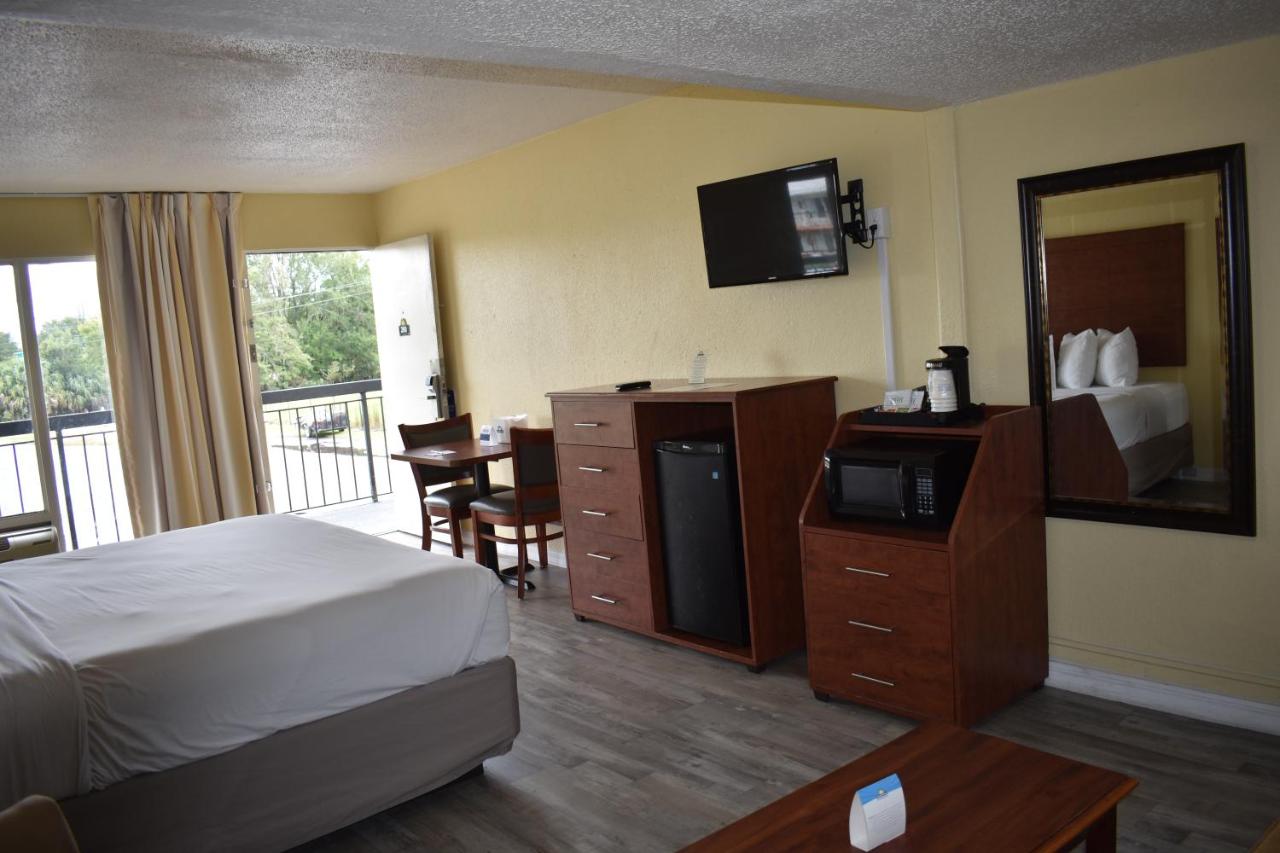 Deluxe King Suite at Days Inn by Wyndham Wildwood I-75