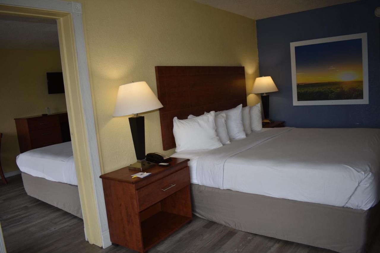Deluxe King Suite at Days Inn by Wyndham Wildwood I-75