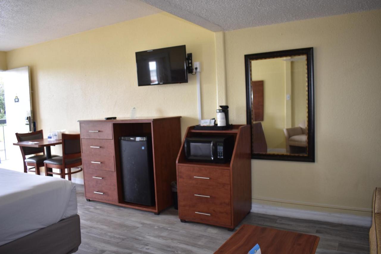 Deluxe King Suite at Days Inn by Wyndham Wildwood I-75