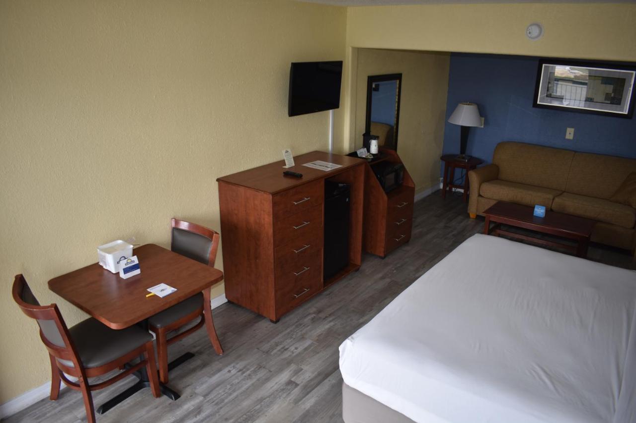 Deluxe King Suite at Days Inn by Wyndham Wildwood I-75