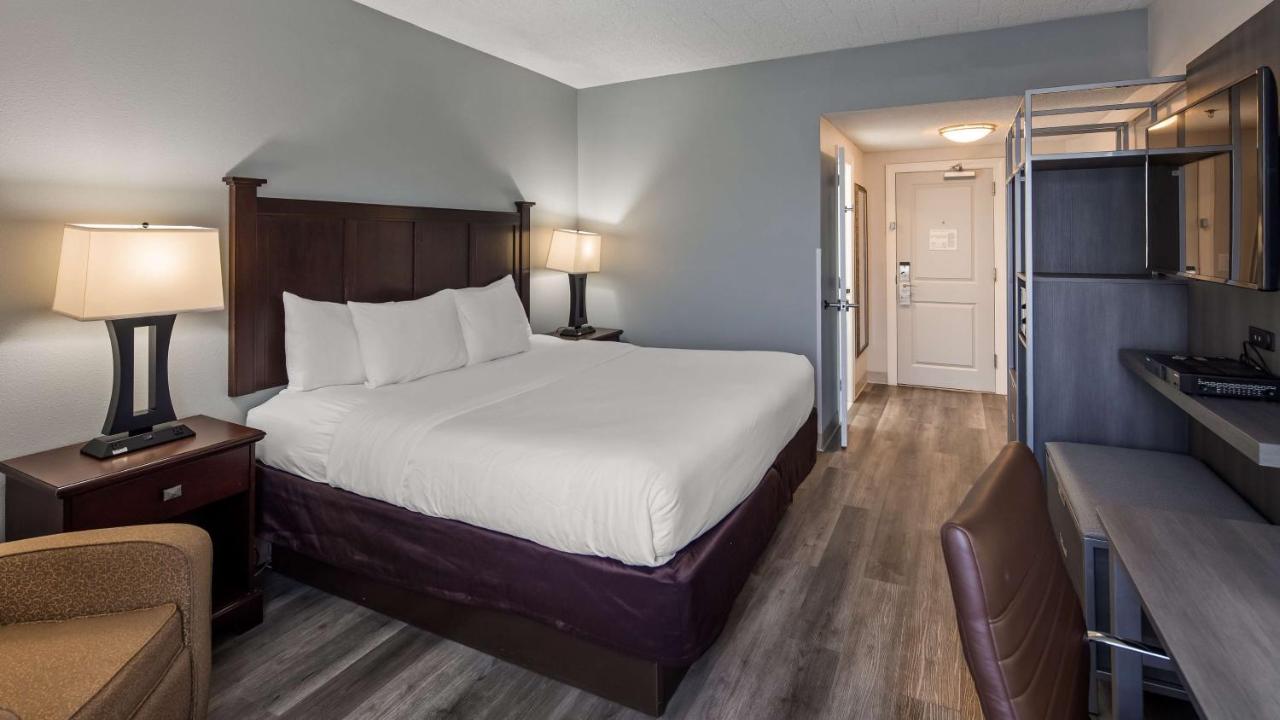 King Room with Roll-In Shower - Disability Access at Best Western Paramus Hotel & Suites