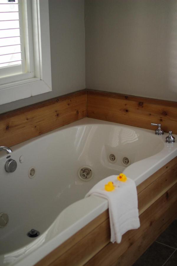 King Suite with Spa Bath - Adults Only at Boardwalk Cottages