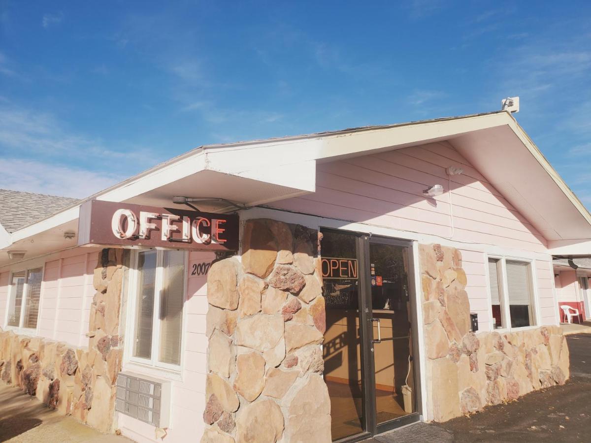  | The Budget Inn Express