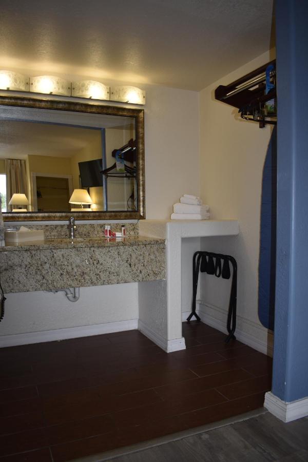 King Room - Disability Access/Non-Smoking at Days Inn by Wyndham Wildwood I-75