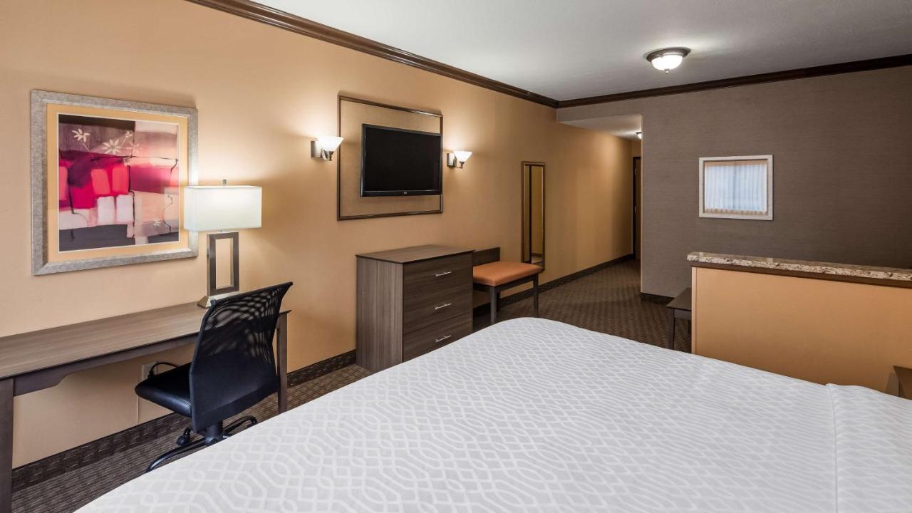 King Suite - Mobility Accessible/Non-Smoking at Best Western Plus North Canton Inn & Suites