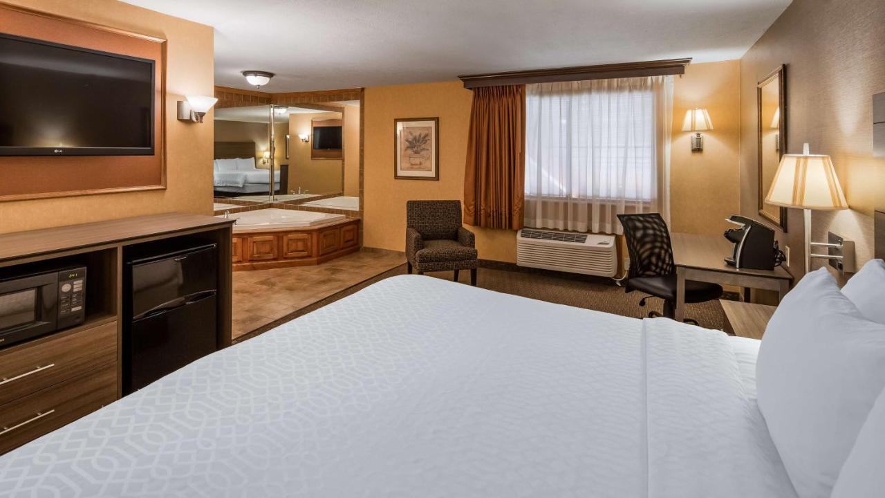 King Suite with Whirlpool - Non-Smoking at Best Western Plus North Canton Inn & Suites
