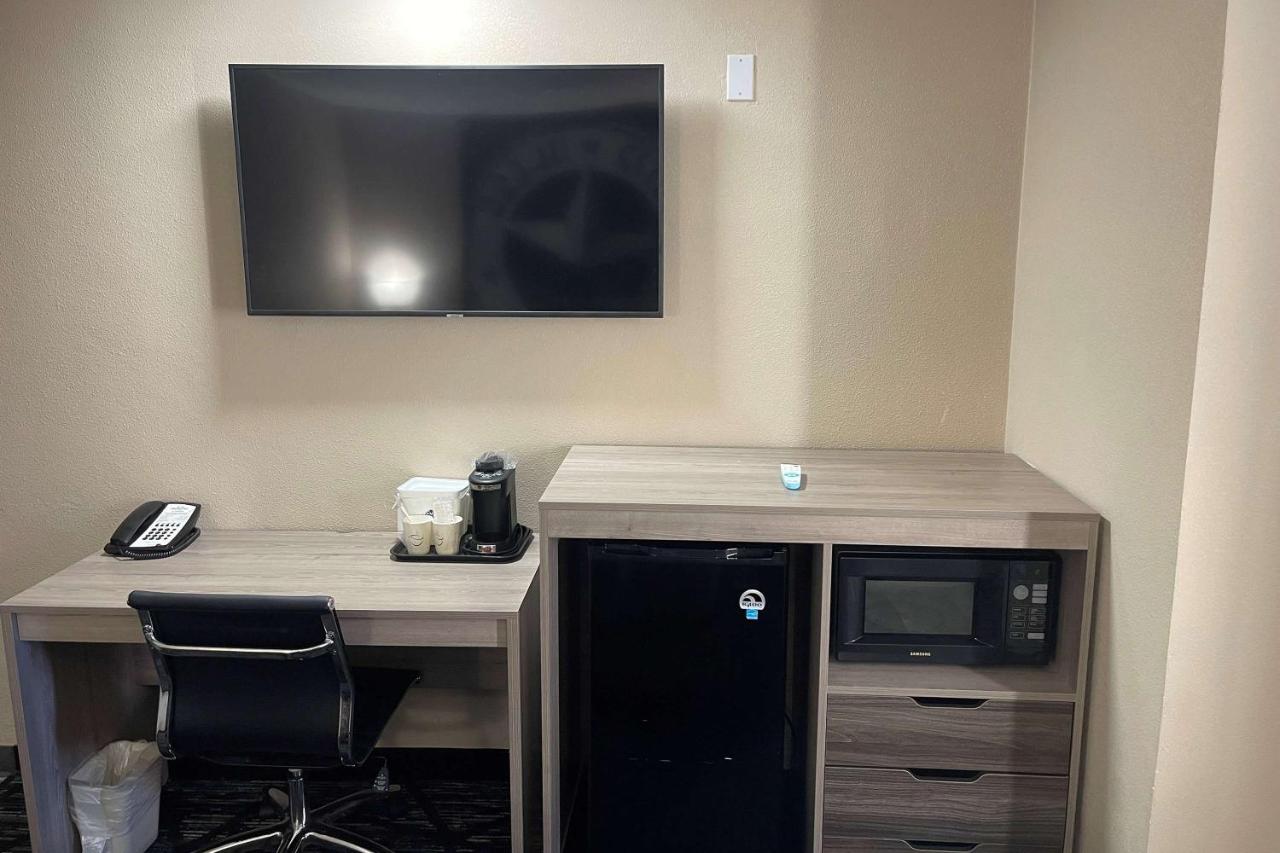Queen Room - Non-Smoking at Super 8 by Wyndham San Antonio Downtown NE