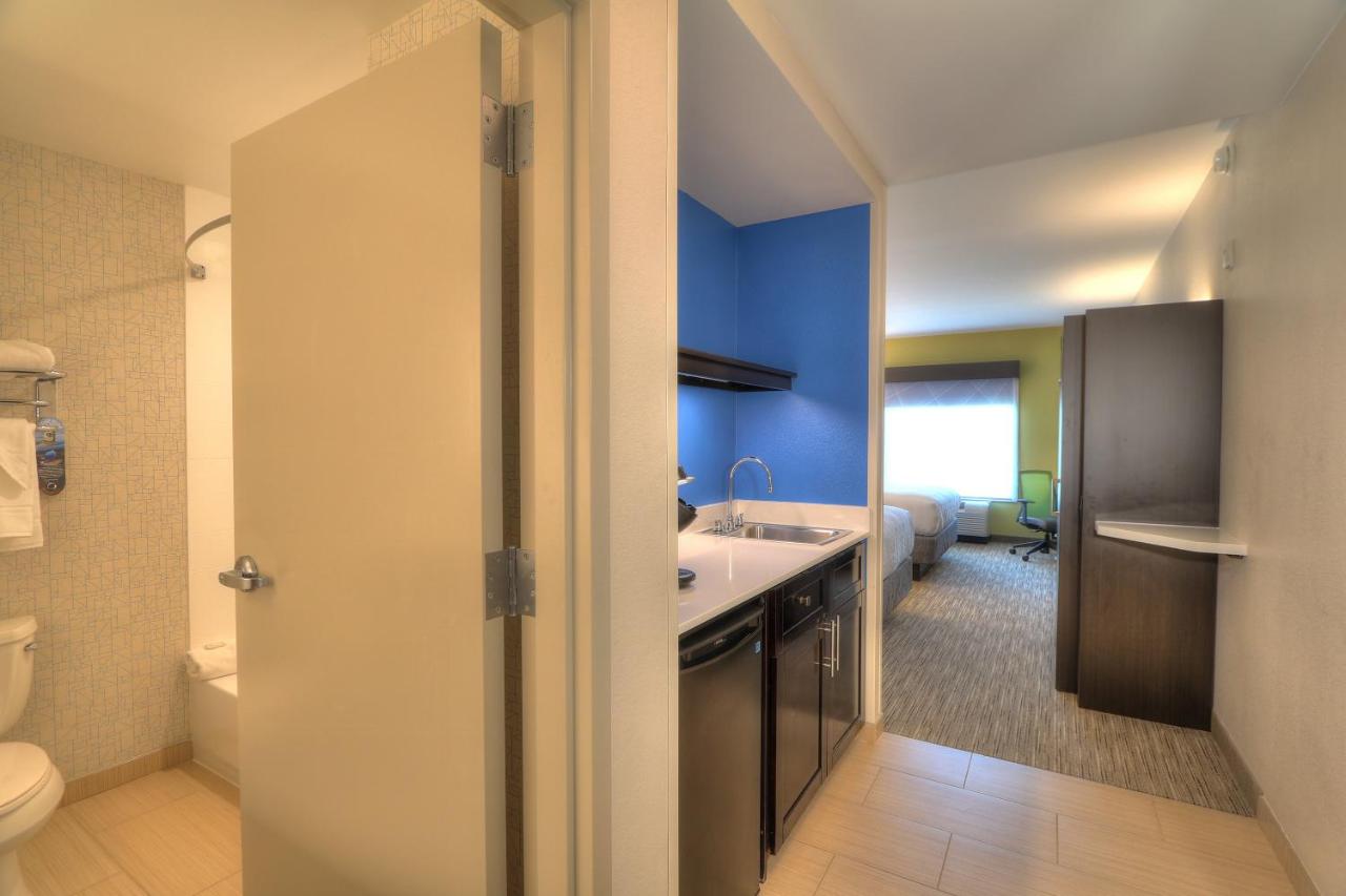 Queen Room with 2 Queen Beds at Holiday Inn Express Hotel & Suites Mobile/Saraland by IHG