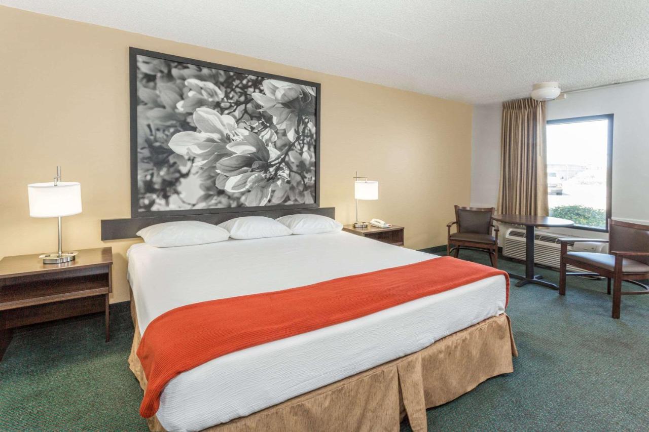 King Room - Second Floor/Smoking at Super 8 by Wyndham Adel GA I-75