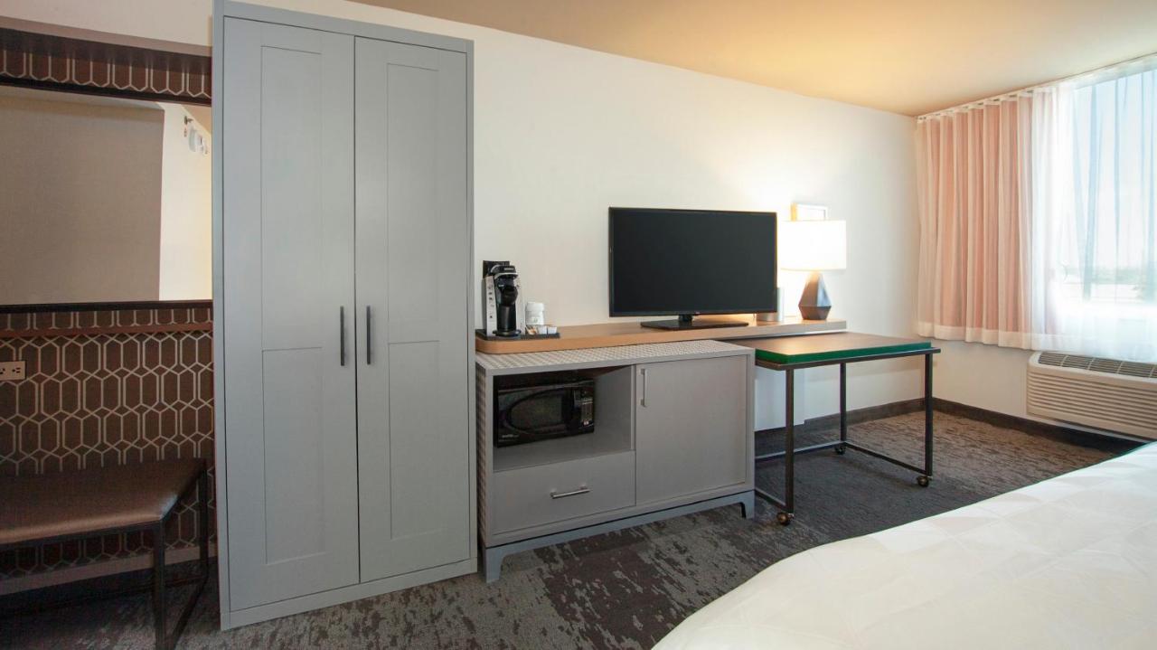 Corner King Room at Holiday Inn Panama City by IHG