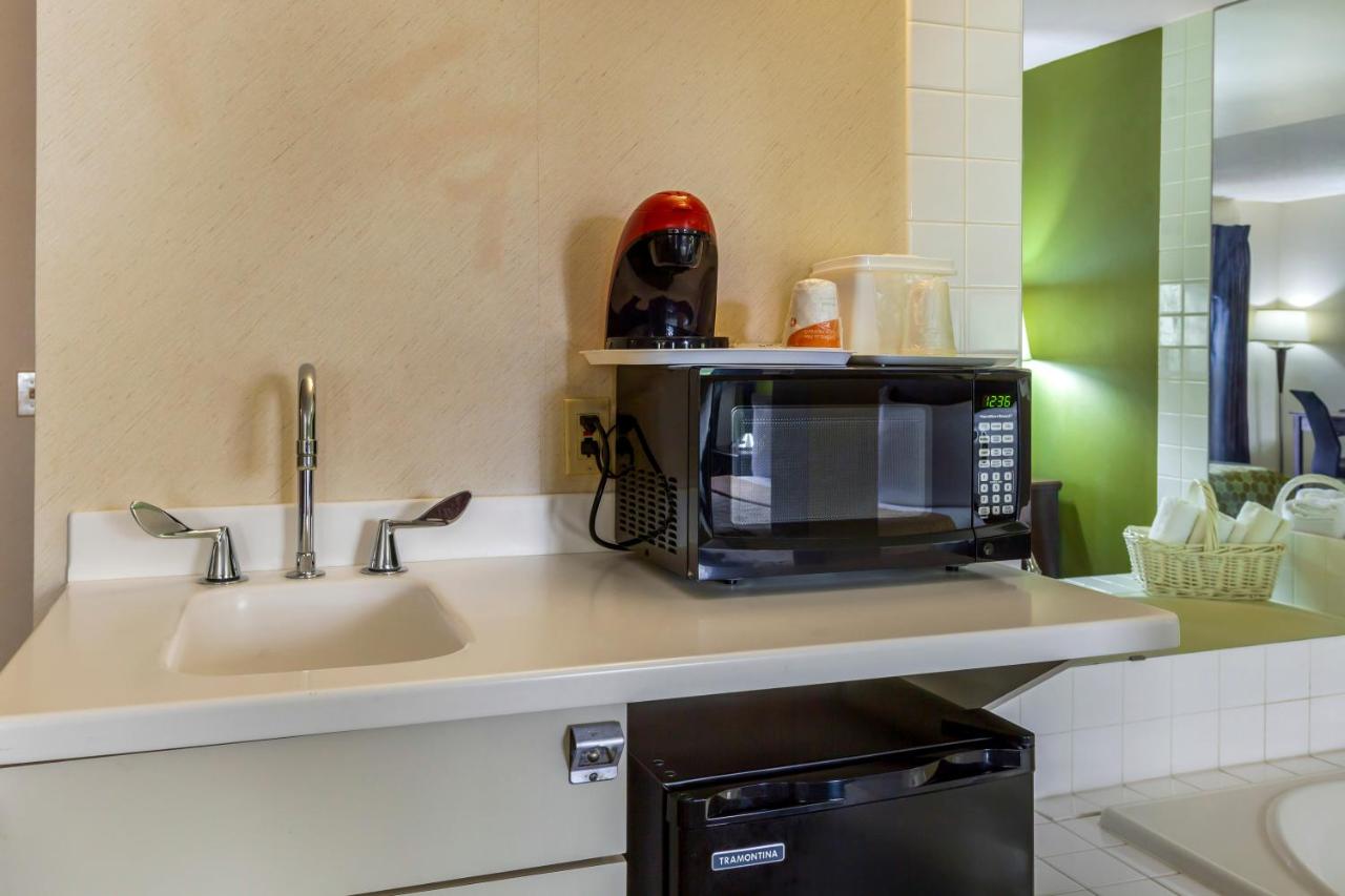 King Suite - Non-Smoking at Econo Lodge Inn & Suites